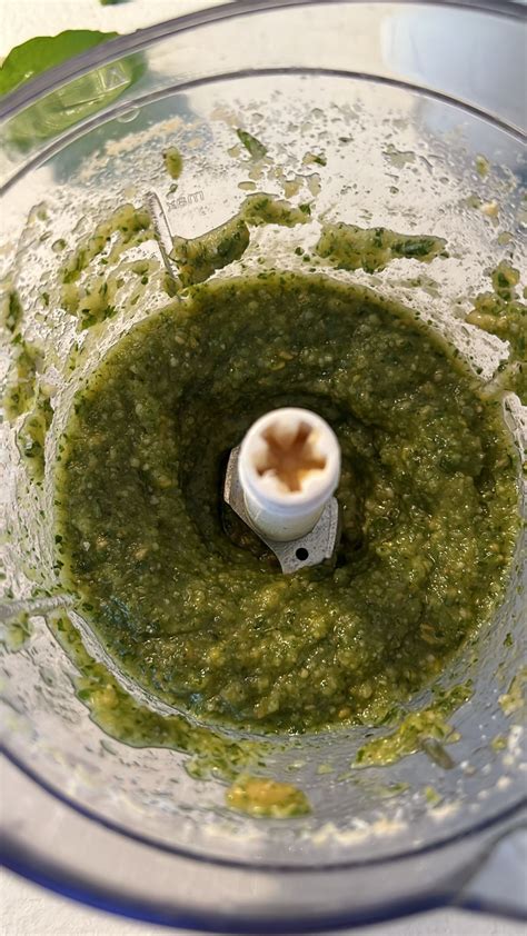 Preparazione del pesto con frullatore