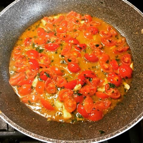Pomodorini ciliegino tagliati a metà in padella