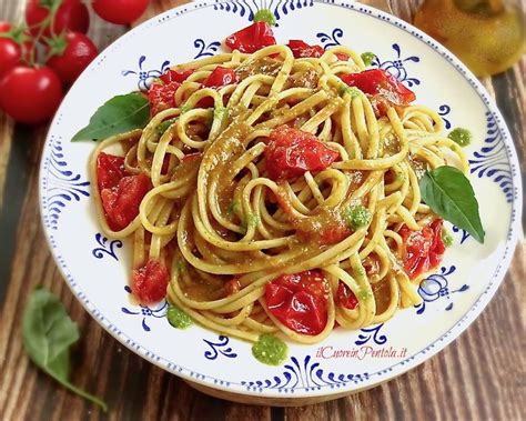 Mantecatura della pasta con pesto e pomodorini