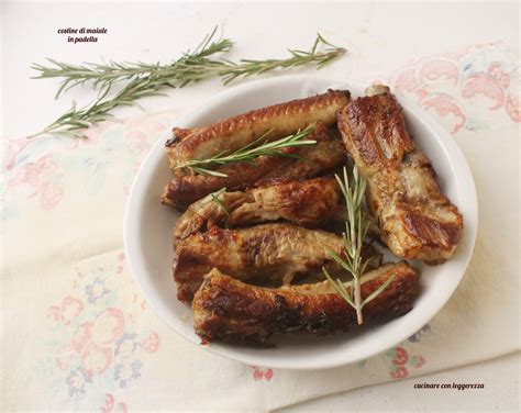 Ingredienti per le costine di maiale e patate condite in ciotola