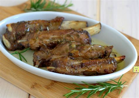 Preparazione delle costine di maiale avvolte in carta forno con mele