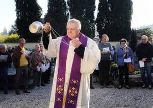 Foto di Don Cesare Zuccato con autorità locali durante un evento pubblico.
