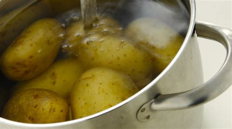 Patate che cuociono in un tegame con acqua