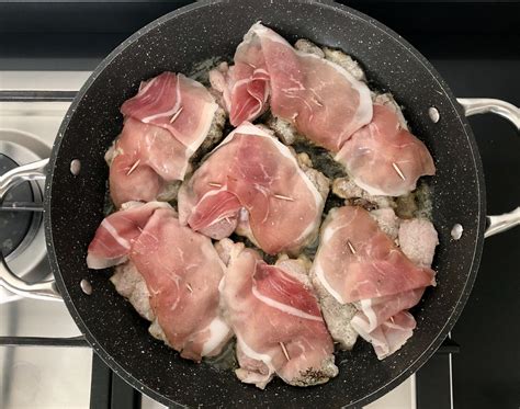 Fettine di speck disposte a corona all'interno di uno stampo per ciambella