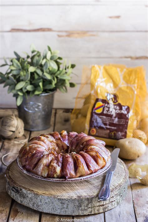 Ciambella speck e patate appena sfornata e dorata