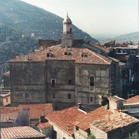 Veduta panoramica del paese di Cerda con il Palazzo Baronale