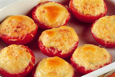 Immagine di pomodori scavati pronti per essere riempiti