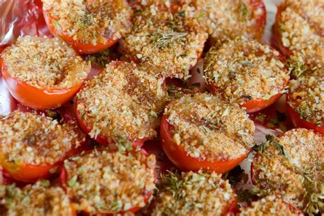 Immagine di pomodori gratinati serviti come contorno accanto a una bistecca
