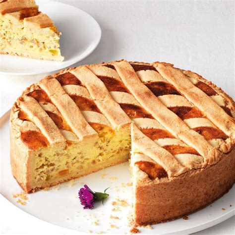 Un dettaglio del ripieno della pastiera, con la consistenza granulosa della ricotta e del grano, e i pezzetti di canditi.