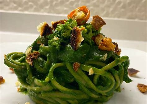 Crema verde a base di cime di rapa e formaggio spalmabile vegetale pronta per essere spalmata sull'albero di sfoglia.