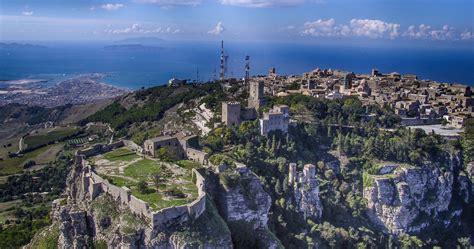 Vista panoramica di Erice, borgo medievale su un promontorio con vista sul mare