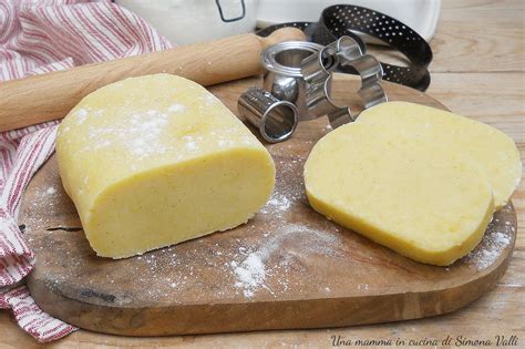 Ingredienti per la pasta frolla e la crema pasticcera disposti ordinatamente