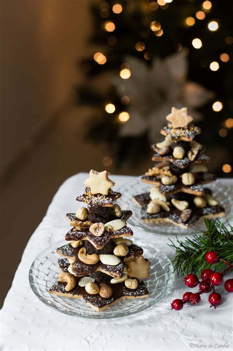 Frutta secca e cioccolato a disposizione per la preparazione degli alberelli di Natale