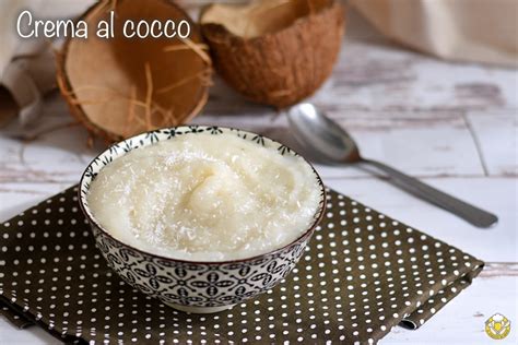 Ingredienti base per una crema al cocco: cocco grattugiato, latte, zucchero, fecola di patate