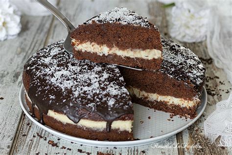 Torta soffice decorata con crema Chantilly e cocco grattugiato