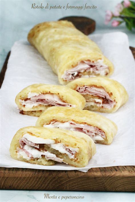 Insalata fresca con fette di rotolo di patate e carne