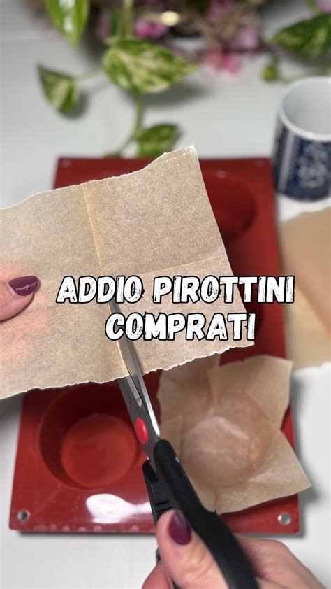 Stesura del composto di patate su carta da forno