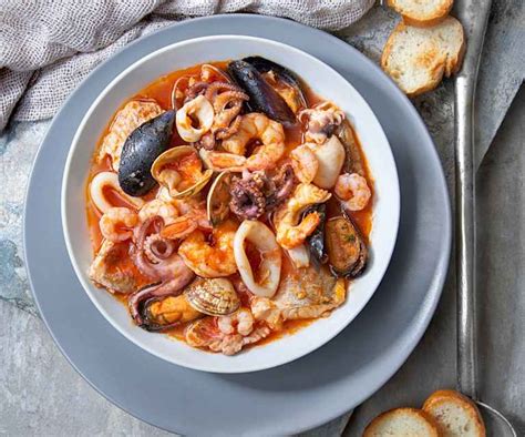 Ingredienti base per la zuppa di pesce: scalogno, calamari, polpetti