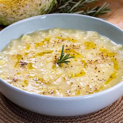 Primo piano di una cremosa zuppa di verza con ingredienti freschi