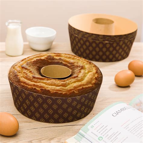 diversi tipi di stampi per dolci: ciambella, margherita, crostata con fondo mobile