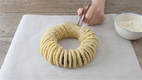 pinza per buccellato che decora la pasta frolla