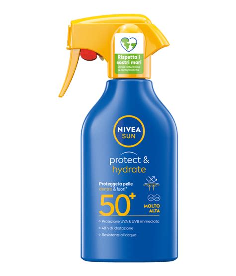 Immagine di una persona che applica la crema solare spray NIVEA sulla spiaggia
