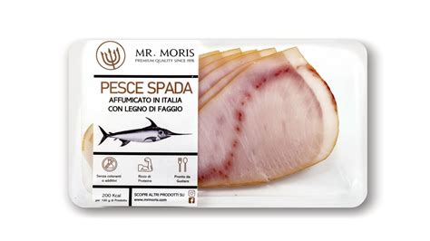 Pesce spada affumicato affettato pronto per il confezionamento
