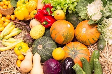 Collage di immagini rappresentanti diverse varietà di ortaggi e frutti menzionati