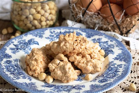 biscotti brutti ma buoni su un piatto con una tazza di caffè