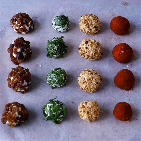 Collage di immagini che mostrano palline di caprino con diverse coperture: erba cipollina, paprika, granella di pistacchi, semi di sesamo.