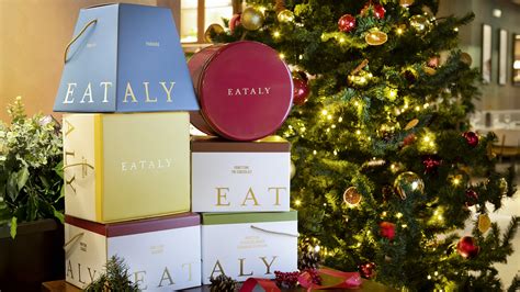 Una vetrina di Eataly con esposti diversi tipi di panettoni e pandori.
