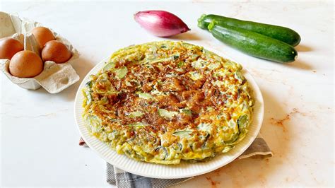 Illustrazione di una frittata aperta che mostra gli ingredienti mescolati