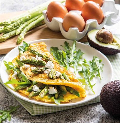 Omelette alla ricotta con asparagi, erba cipollina e timo su un piatto da picnic