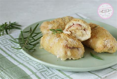 Involtini di pollo dorati al forno, disposti in una pirofila, pronti per essere serviti.