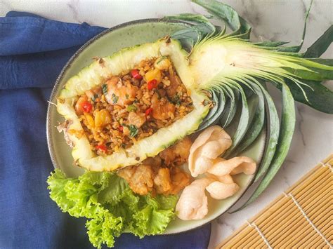 Ananas scavato per servire riso fritto