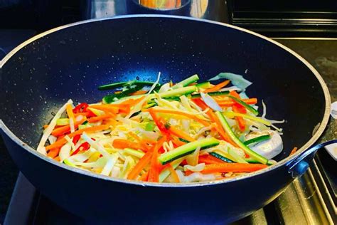 Wok con verdure e cipollotto in cottura