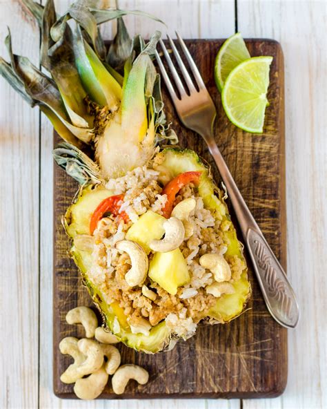 Riso fritto con ananas, gamberetti e anacardi servito in un'ananas