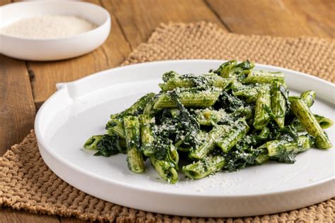 primo piano del piatto di pasta con spinaci e panna, impiattato