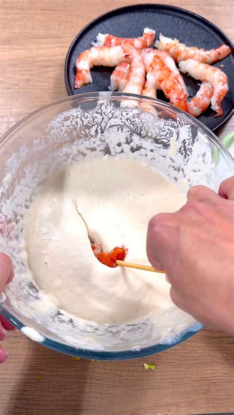 Illustrazione di gamberi crudi e ingredienti per la pastella