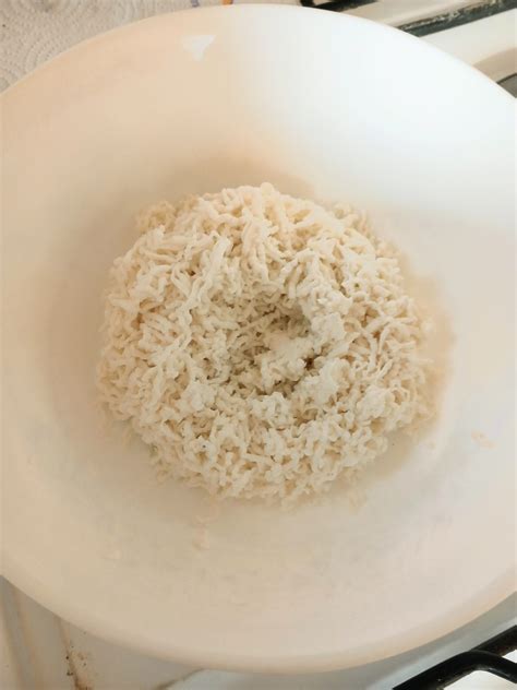 Una ciotola piena di ricotta di pecora setacciata, pronta per essere utilizzata come ripieno per i cannoli.