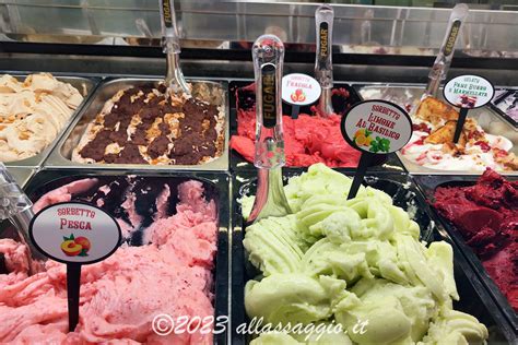 Vetrina colorata di gelati artigianali e granite in una gelateria