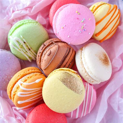 Immagine di macarons colorati e perfettamente formati