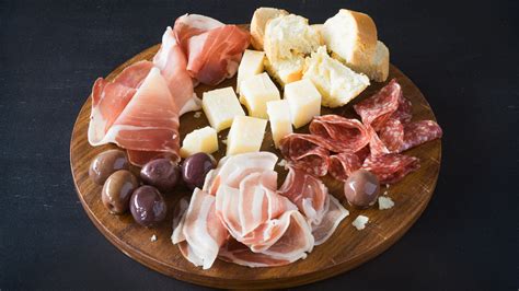 Esempi di formaggi e salumi da aggiungere alla frittata