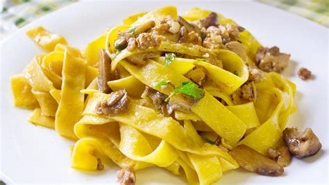 Ingredienti freschi per pappardelle con zucca e salsiccia