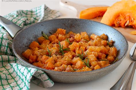 Zucca tagliata a cubetti in padella mentre cuoce