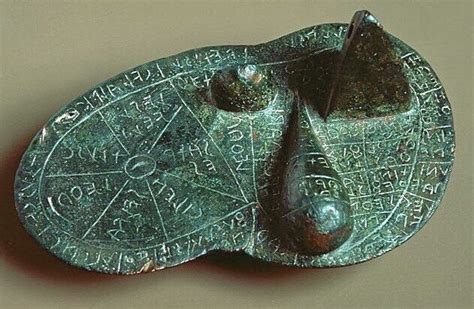 Maschera di divinazione Guerzé-Kpellé in miniatura con ricettacolo magico e ferro di sostegno