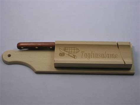 Tagliere per salame in legno con coltello