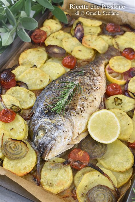 Una orata intera al forno su una teglia con patate e aromi