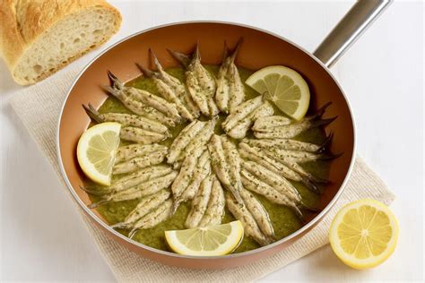 Padella con aglio, acciughe, brodo e vino che formano la bagna