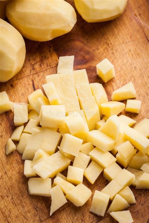 Patate tagliate a cubetti e lessate